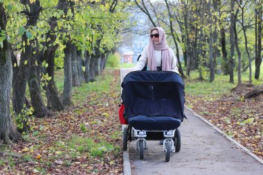 Parktaki kız bebek arabasıyla