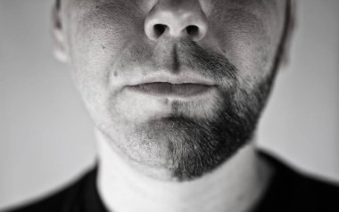 tek renkli dokulu portre sakallı adam tıraş