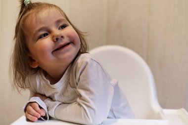 küçük çocuk gülümseyen ve eğlenceli beyaz arka plana sahip