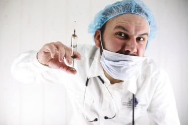 Beyaz önlük ve eski şırınga çılgın sakallı doktor