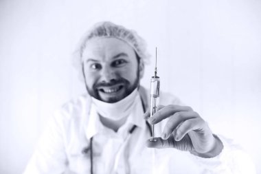 Siyah ve beyaz fotoğraf sakallı doktor Beyaz önlük ve bir ol