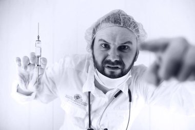 Siyah ve beyaz fotoğraf sakallı doktor Beyaz önlük ve bir ol