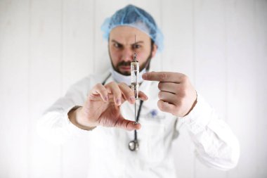 Beyaz önlük ve eski şırınga çılgın sakallı doktor