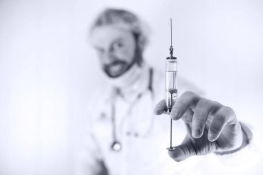 Siyah ve beyaz fotoğraf sakallı doktor Beyaz önlük ve bir ol