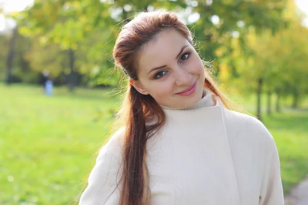 Mädchen spaziert im Herbst im Park — Stockfoto