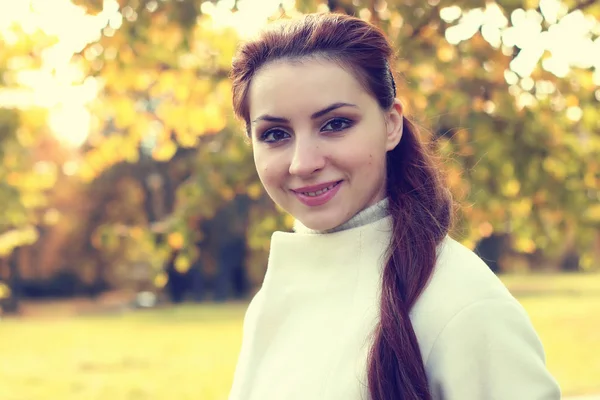 Chica en un parque caminar otoño solo —  Fotos de Stock