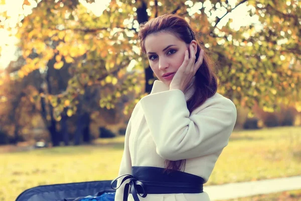 Flicka i en park promenad höst ensam — Stockfoto