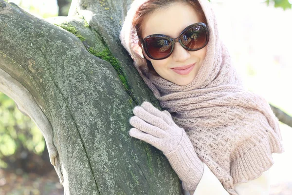 Chica en un parque con una bufanda — Foto de Stock