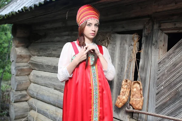 Lány ruha hagyományos, fából készült fal — Stock Fotó