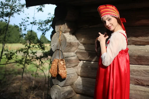 전통적인 드레스 나무 벽에 여자 — 스톡 사진