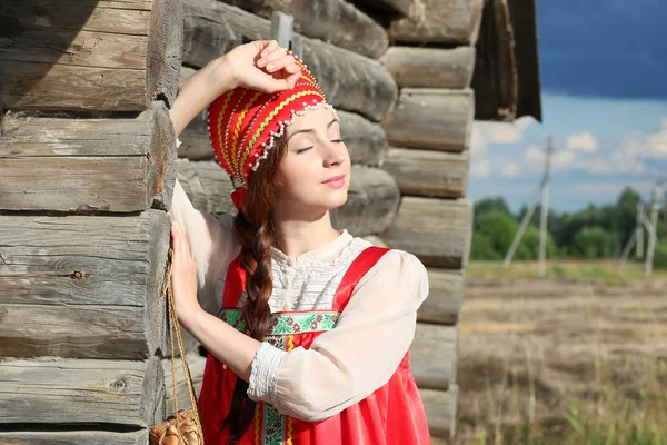 木製の壁の伝統的なドレスの女の子 — ストック写真