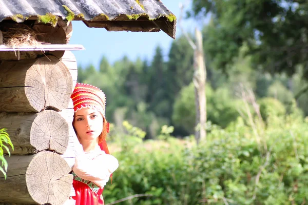 Menina vestido tradicional log — Fotografia de Stock