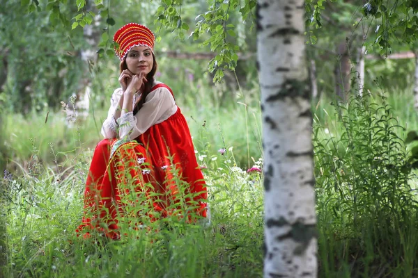 Szláv hagyományos ruha ül a természetben — Stock Fotó