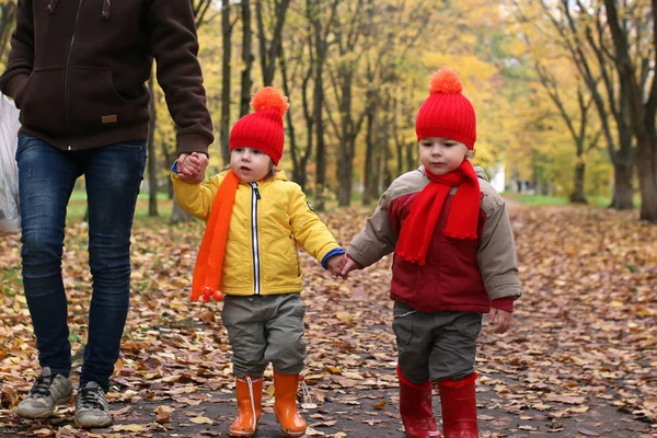 Діти в осінньому парку з гарбузом — стокове фото