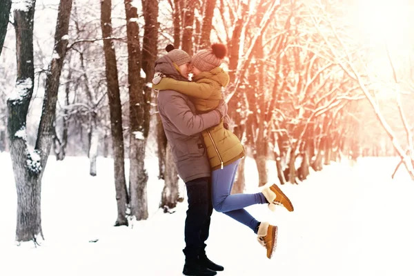 Pareja enamorada invierno al aire libre —  Fotos de Stock