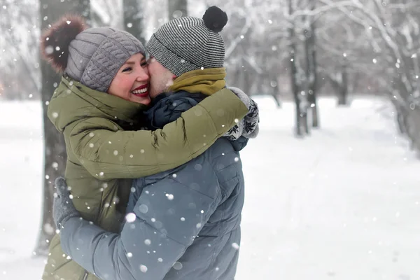 Familia pareja caminar invierno nieve — Foto de Stock