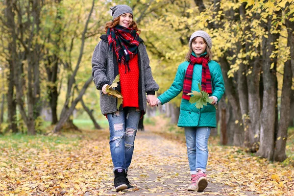 Мама и дочь на прогулке в осеннем парке — стоковое фото