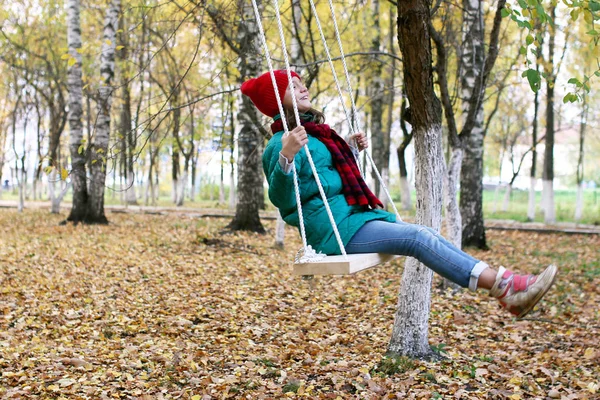 Flicka på en promenad i en park på hösten — Stockfoto