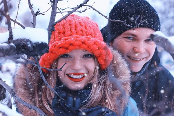 Par leende unga älskande vintern — Stockfoto