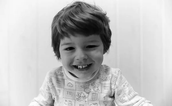 Foto en blanco y negro del niño sonriendo y divertirse backgro blanco — Foto de Stock