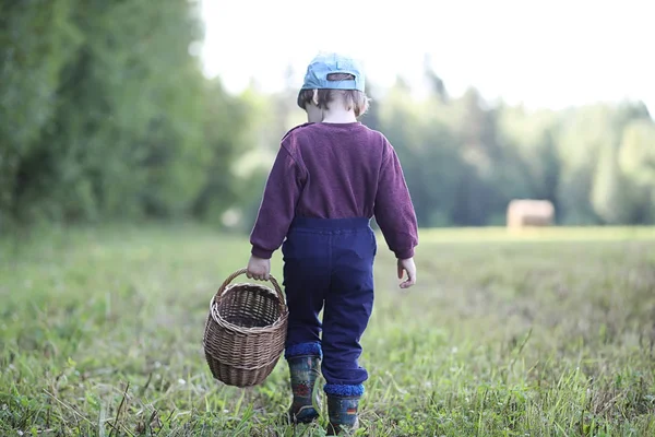 Les enfants vont dans la forêt pour les champignons — Photo