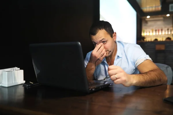 Hombre guapo armenio trabajando detrás de la computadora portátil — Foto de Stock