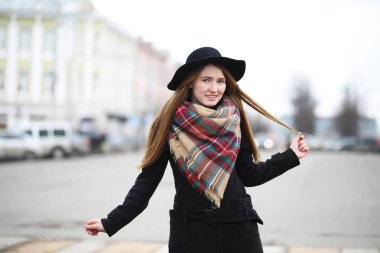 Erken baharda bir yürüyüşe Fransız kadın