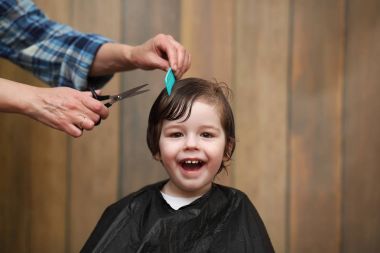 Küçük bir çocuk salonların parlak duygular üzerinde kesilmiş