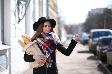 Güneşli havalarda bir yürüyüşte kız
