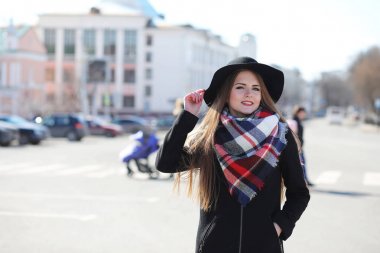 Güneşli havalarda bir yürüyüşte kız