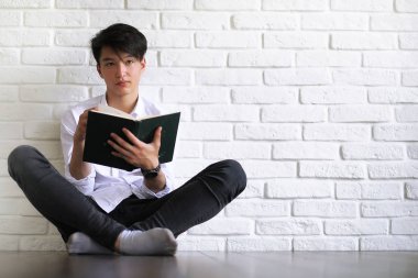 Asya genç adam öğrenci kitapları ile