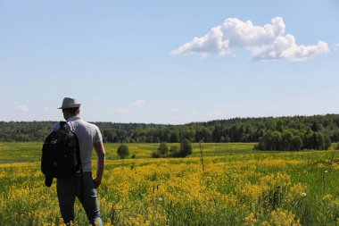 Bir sırt çantası ile seyahat genç adam