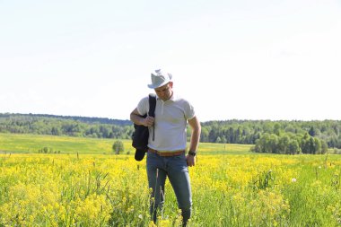 Bir sırt çantası ile seyahat genç adam