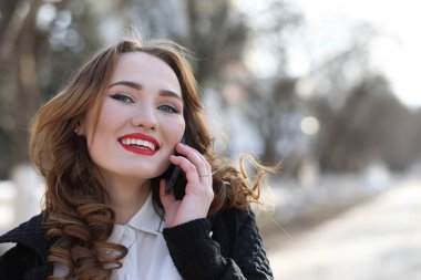 İş kadını elbiseli cep telefonu açık havada