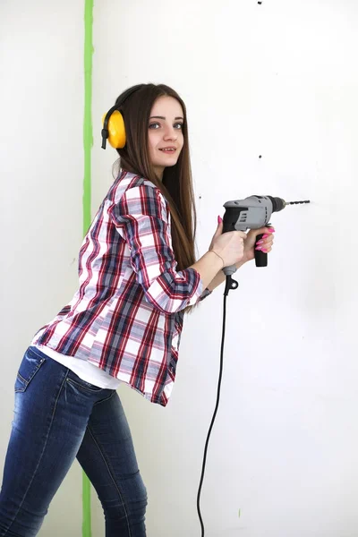 Mädchen repariert in der Wohnung — Stockfoto