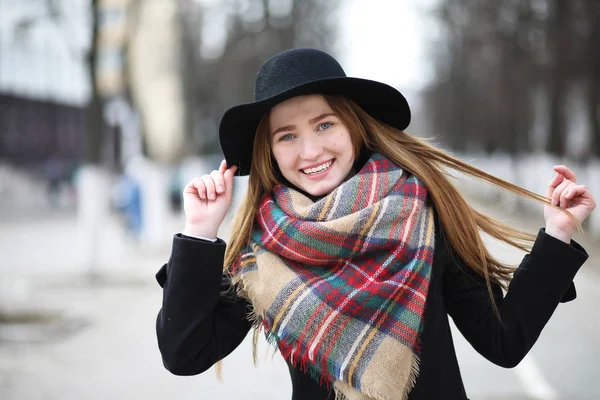 Fransk kvinna en promenad tidigt på våren — Stockfoto