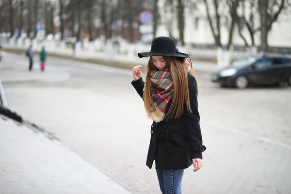 Franse vrouw voor een wandeling in het vroege voorjaar — Stockfoto