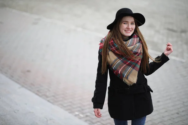 Fransk kvinna en promenad tidigt på våren — Stockfoto