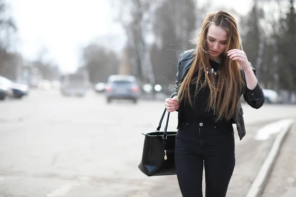 Jeune fille mignonne sur une promenade dans la ville — Photo