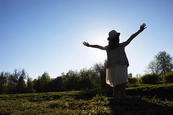 Meisje in het park in het voorjaar — Stockfoto