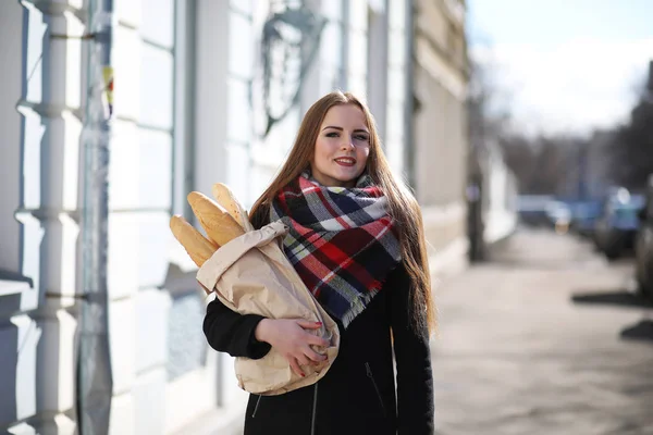 Девушка на прогулке в солнечную погоду — стоковое фото