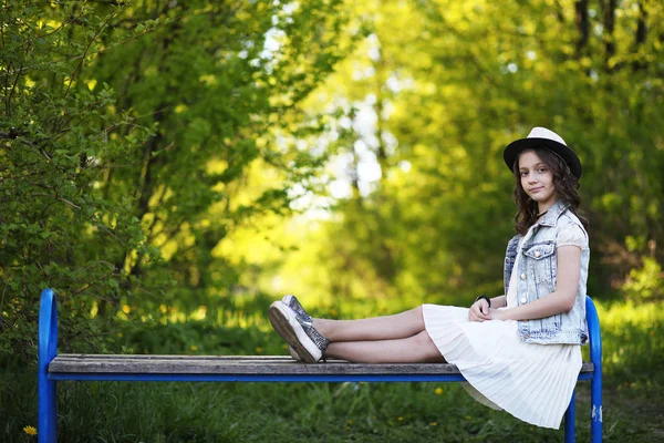 Fille dans le parc au printemps — Photo