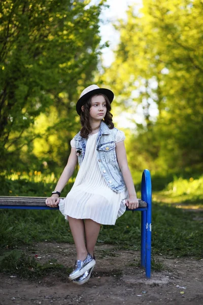 Fille dans le parc au printemps — Photo