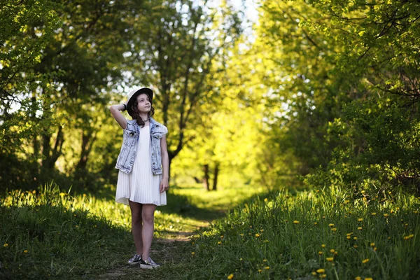 Lány a parkban tavasszal — Stock Fotó
