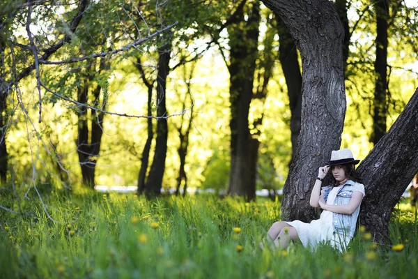 Flicka i parken på våren — Stockfoto