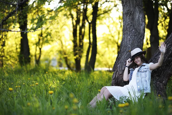 Девушка в парке весной — стоковое фото