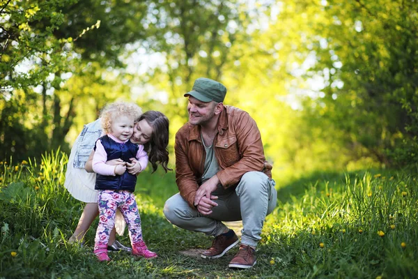Chica con padre en el parque en la primavera — Foto de Stock