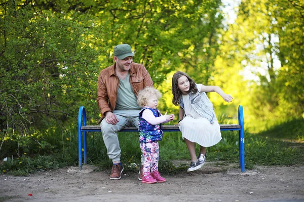 Дівчина з батьком у парку навесні — стокове фото
