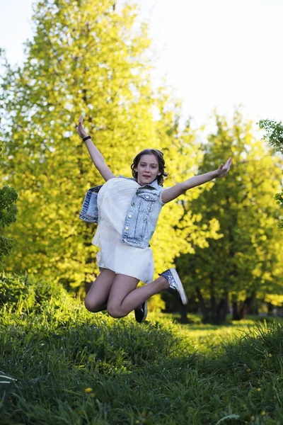 Fille dans le parc au printemps — Photo