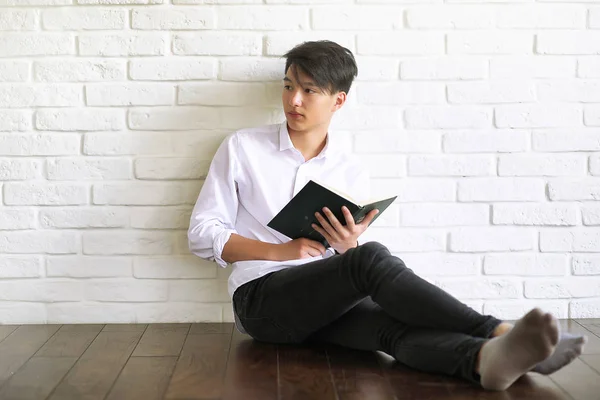 Asiático joven estudiante con libros — Foto de Stock